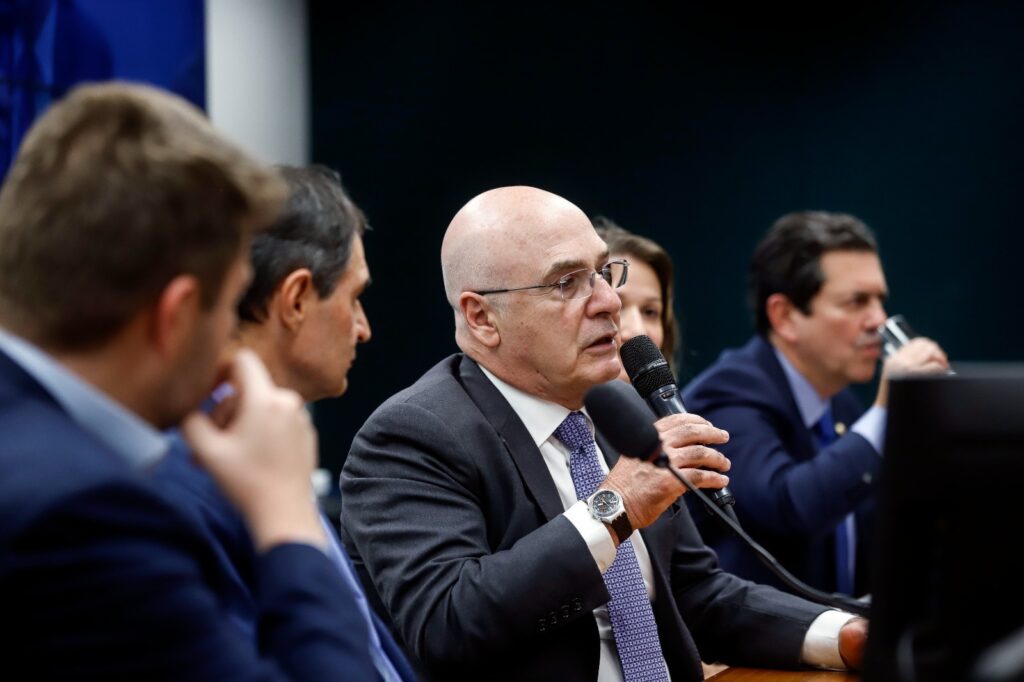 Fecomércio RJ questiona votação do fim da escala 6x1 no Congresso e alerta para impacto econômico O presidente da Fecomércio RJ, Antonio Florencio de Queiroz Junior, em audiência pública na Câmara dos Deputados para debater o Tax Free, em agosto de 2023. Foto: Laycer Tomaz