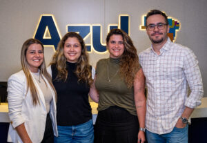 Natalia Saderi, gerente de Contratação e Desenvolvimento de Parceiros e Destinos Nacional, Fabia Gomes, nova coordenadora de Desenvolvimento de Parcerias e Destinos (Brasil, exceto Nordeste), e Giuliana Mesquita (Divulgação/Azul)