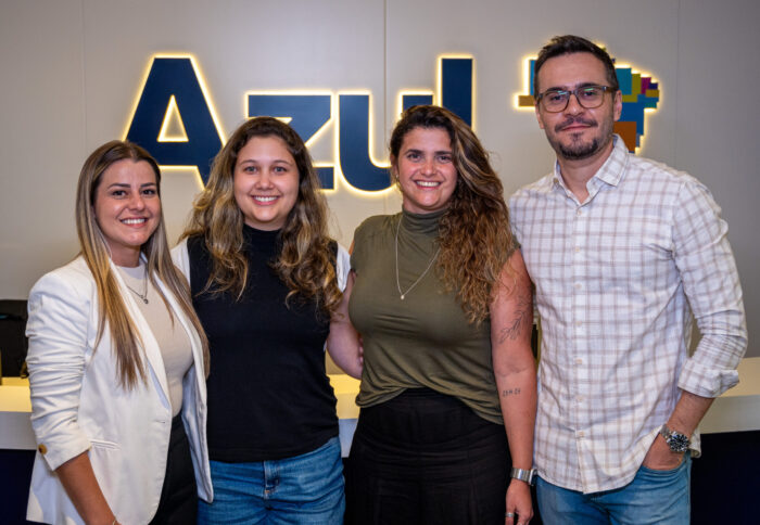 Azul Viagens reforça operações no Brasil e no exterior com novas lideranças 1 Natalia Saderi, gerente de Contratação e Desenvolvimento de Parceiros e Destinos Nacional, Fabia Gomes, nova coordenadora de Desenvolvimento de Parcerias e Destinos (Brasil, exceto Nordeste), e Giuliana Mesquita (Divulgação/Azul)
