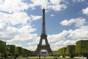 Fechamento do andar acontece todos os anos para a manutenção do piso do topo da Torre Eiffel (Reprodução/Freepik)