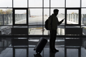 Dos onze itens analisados, oito superaram 2019, antes da pandemia; Latam foi destaque no setor aéreo, com faturamento superior a 2023 (Reprodução/Freepik)