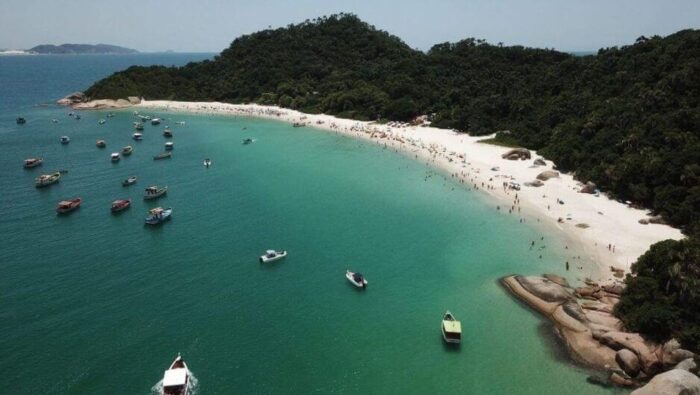 Hotéis em Florianópolis já passam de 90% de ocupação e cidade espera 1 milhão de turistas no Carnaval 1 ilha campeche florianopolis e1736425900725 Hotéis em Florianópolis já passam de 90% de ocupação e cidade espera 1 milhão de turistas no Carnaval