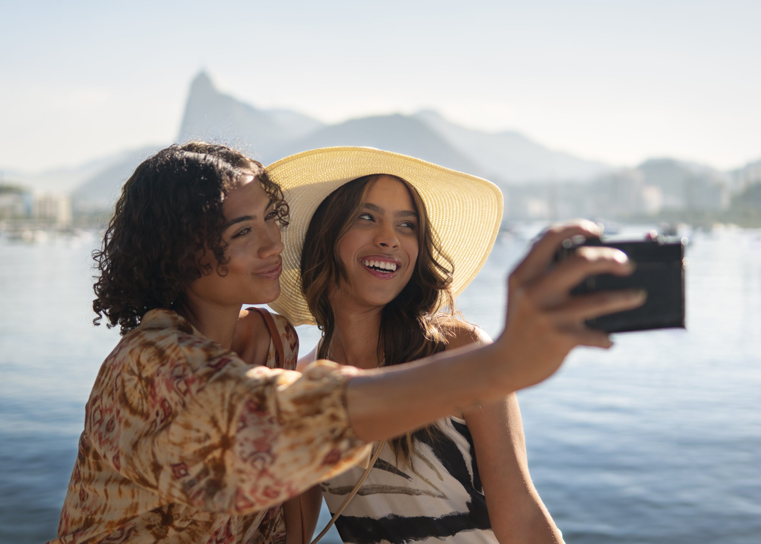 Brasil bate recorde com US$ 7,3 bilhões arrecadados do turismo internacional em 2024 1 medium shot women wearing vacation outfits scaled Brasil bate recorde com US$ 7,3 bilhões arrecadados do turismo internacional em 2024