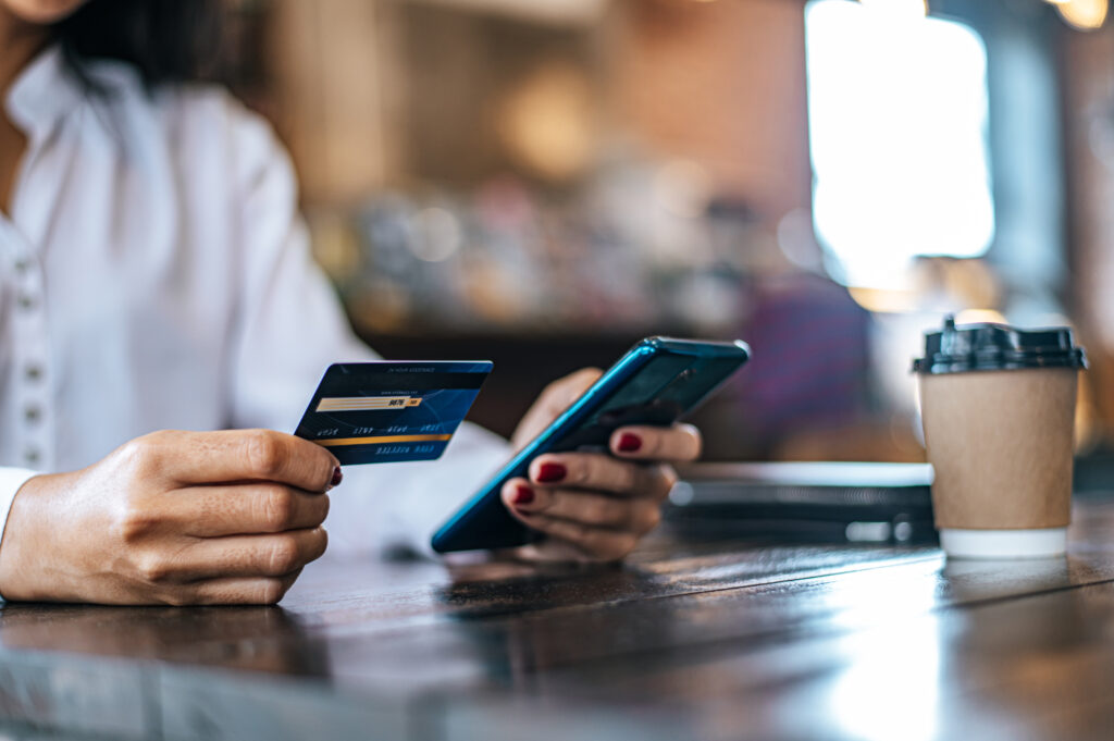 Gastos de brasileiros no exterior registram R$ 22,9 bilhões, com destaque para cartões de crédito 1 pay goods by credit card through smartphone coffee shop Gastos de brasileiros no exterior registram R$ 22,9 bilhões, com destaque para cartões de crédito