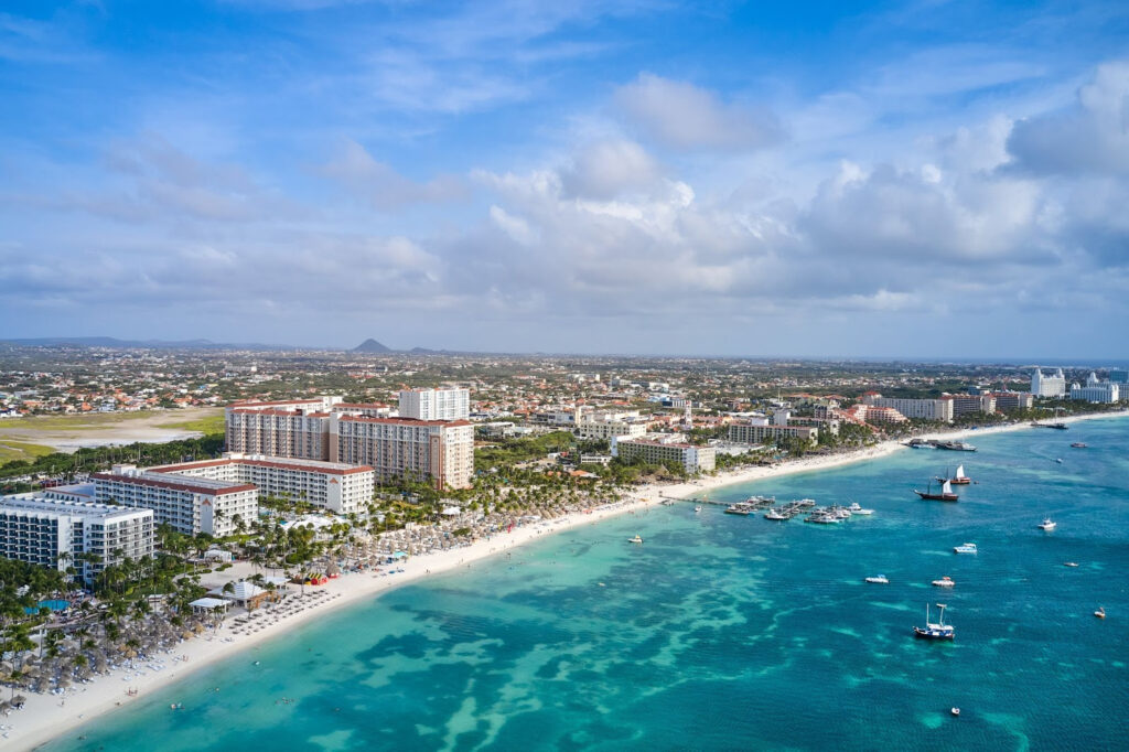 Em 2023, Aruba já havia se destacado com Eagle Beach, eleita a melhor praia do Caribe. Agora, a ilha consolida sua posição como a mais querida pelos viajantes na região (Divulgação/Aruba)