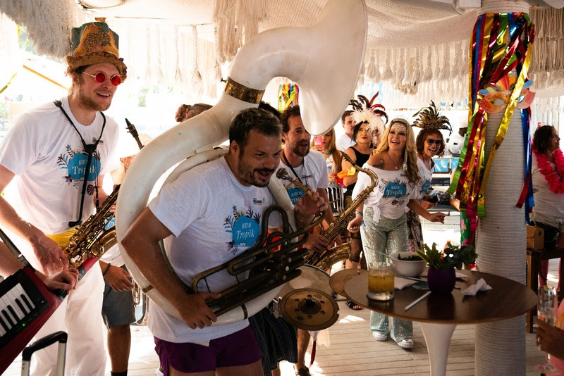 Fairmont Rio e Camarote Arpoador se unem para lançamento do Carnaval 2025 1 O evento recebe cerca de 100 convidados, entre jornalistas e celebridades, antecipando o brilho e a energia que tomarão conta da Sapucaí (Divulgação/Fairmont Rio)