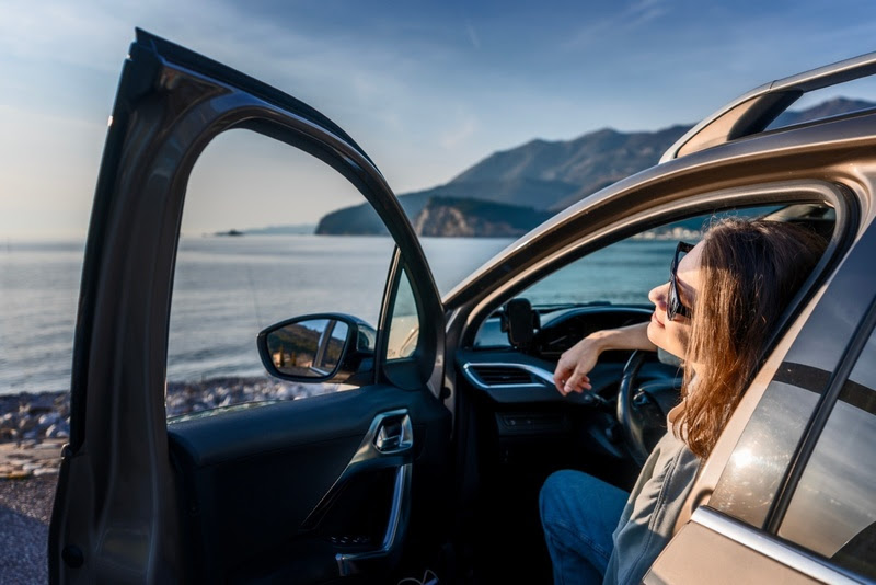 Confira 5 dicas para ter uma melhor experiência durante um aluguel de veículos nas férias 1 Segundo pesquisa do Booking.com, 9 em cada 10 brasileiros alugariam um automóvel em viagens (Divulgação/Booking.com)