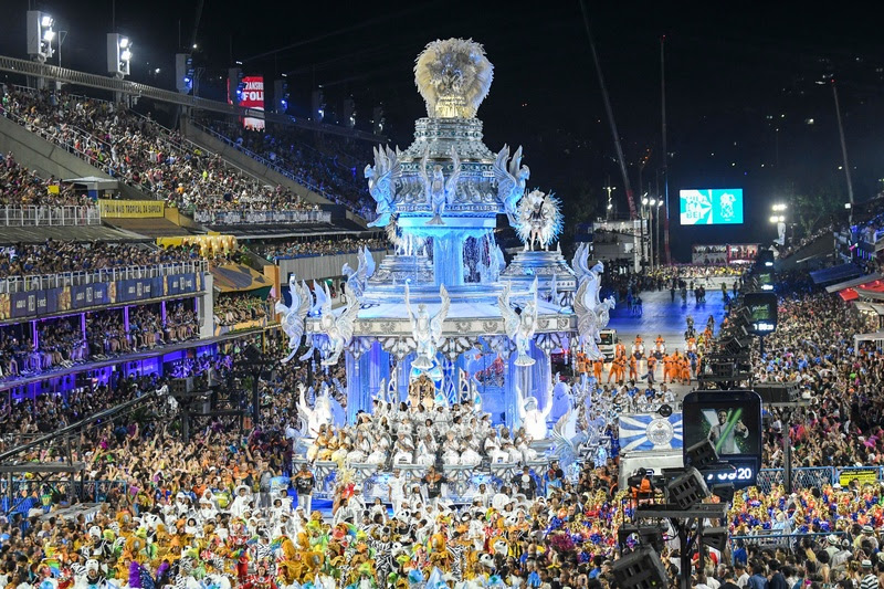 Saiba o que pode e o que não pode levar à Sapucaí, segundo Riotur e Liesa 1 De tour gratuito sobre a herança africana a uma visita aos bastidores da Sapucaí, o Rio oferece diversas atividades para entrar no clima da grande festa (Divulgação/Civitatis)