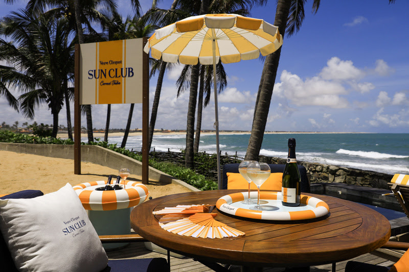 Veuve Clicquot inaugura seu primeiro Sun Club no Brasil 1 destinos mais desejados do último verão europeu, o Sun Club de Veuve Clicquot chega ao luxuoso Carmel Taíba Resort, no Ceará, até 10 de março, oferecendo experiências e harmonizações exclusivas com sua nova cuvée RICH on Ice (Divulgação/Veuve Clicquot)