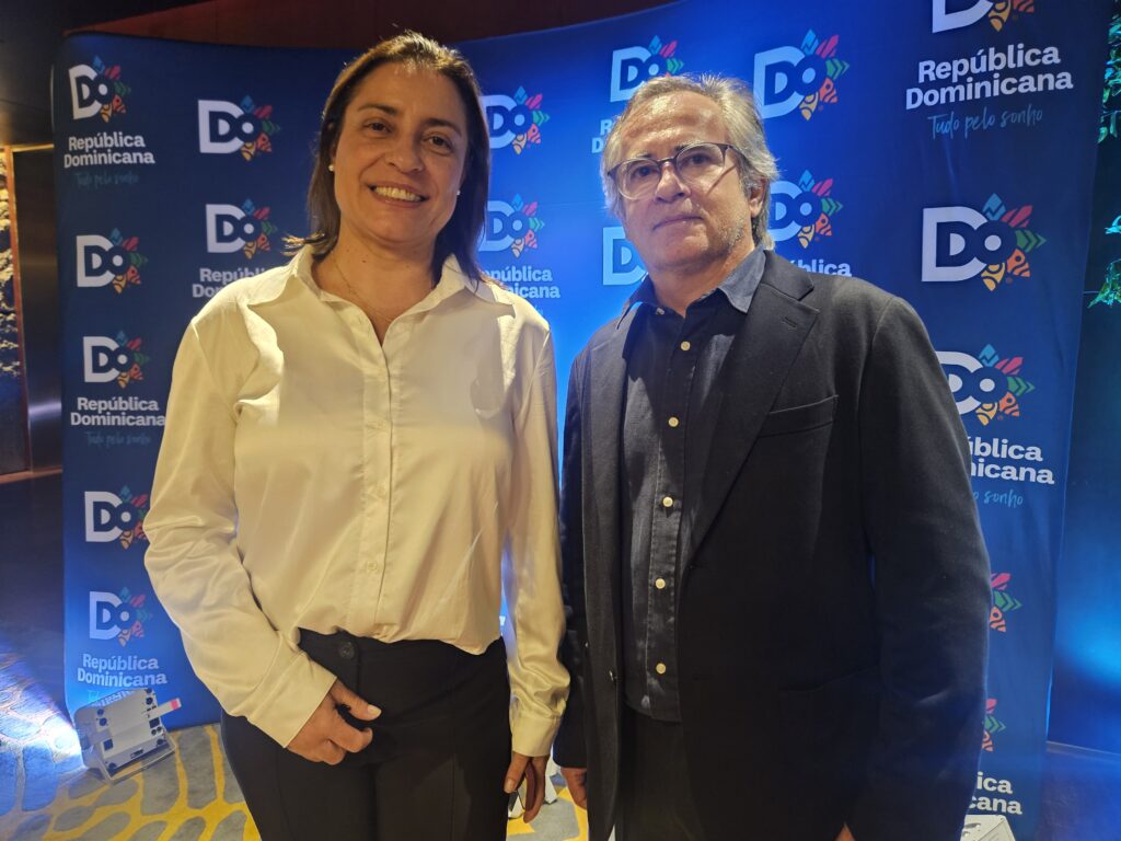 Luciana Longo, da Avianca, e Olympio Barato, da Viajar Barato