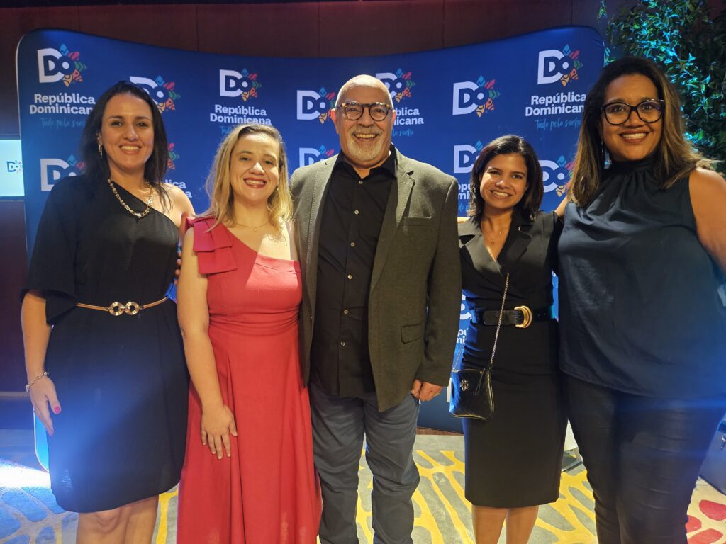 Paola Gomez, da República Dominicana, entre Suellen Bandeira, Caroline Bergoce, Jorge Rodrigues e Joice Anselmo, da TBO