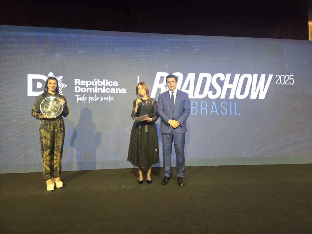 Patricia Villegas, embaixadora da República Dominicana no Brasil, faz discurso para homenagear ministro David Collado