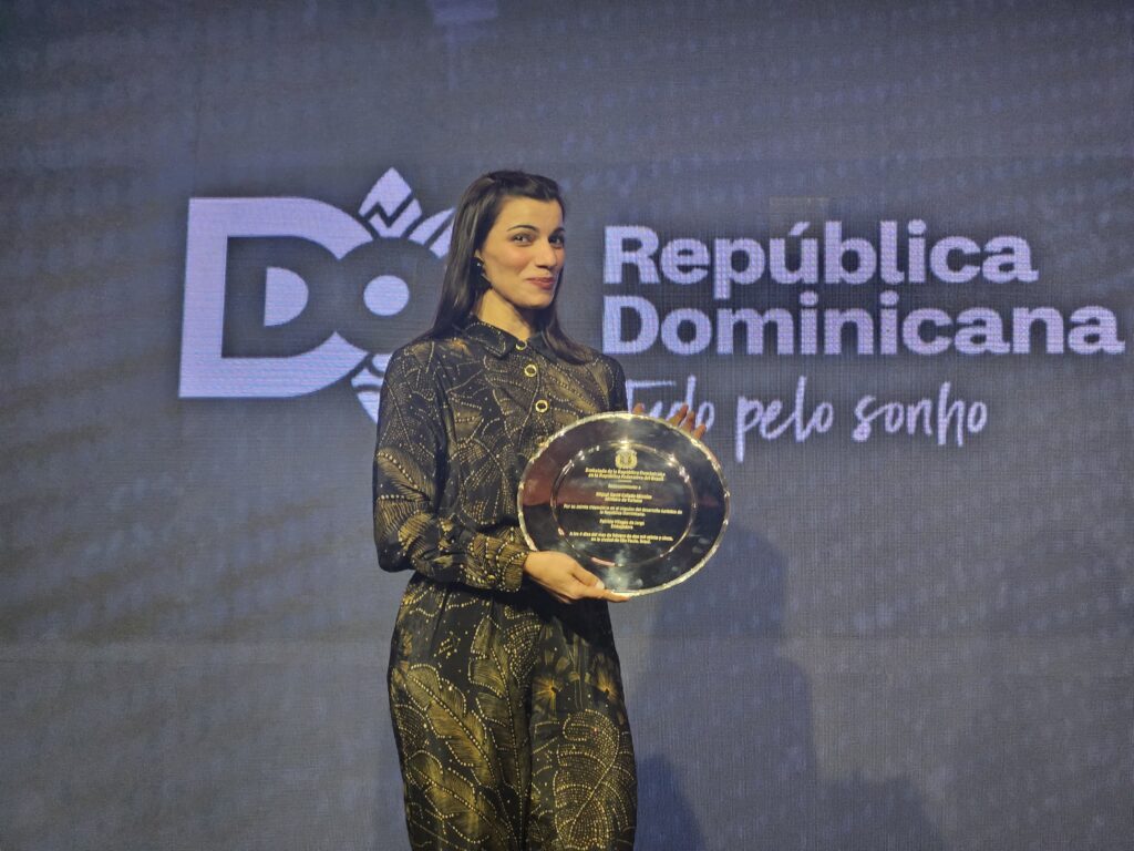 Nashla Bogaert, segura prêmio em homenagem ao ministro do Turismo da República Dominicana