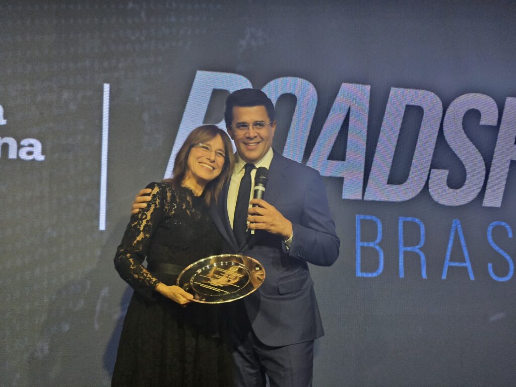 David Collado recebe prêmio das mãos de Patricia Villegas