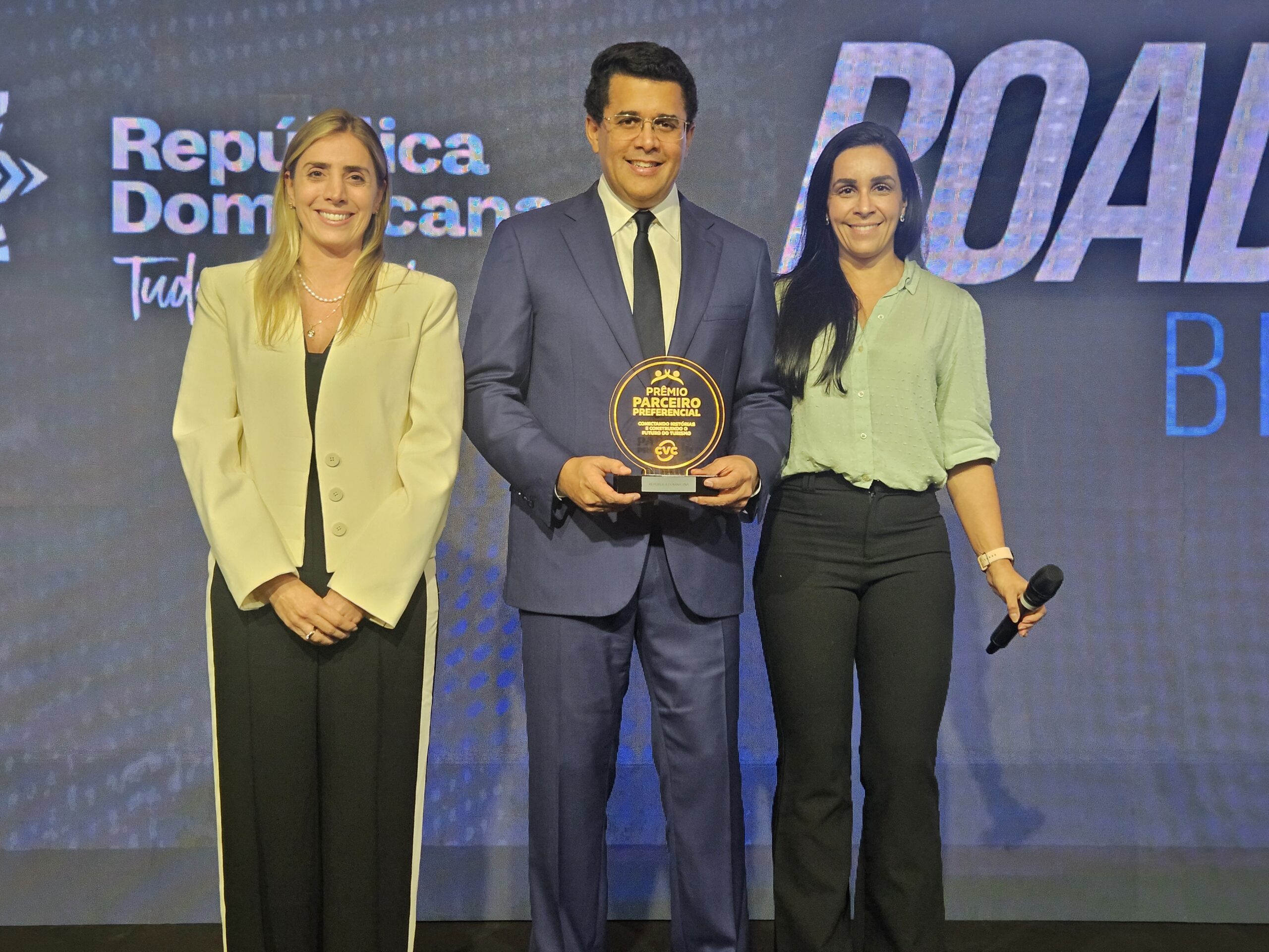 Em nome da CVC Corp, Vivian Amaral e Paula Rorato entregam prêmio ao ministro do Turismo da República Dominicana