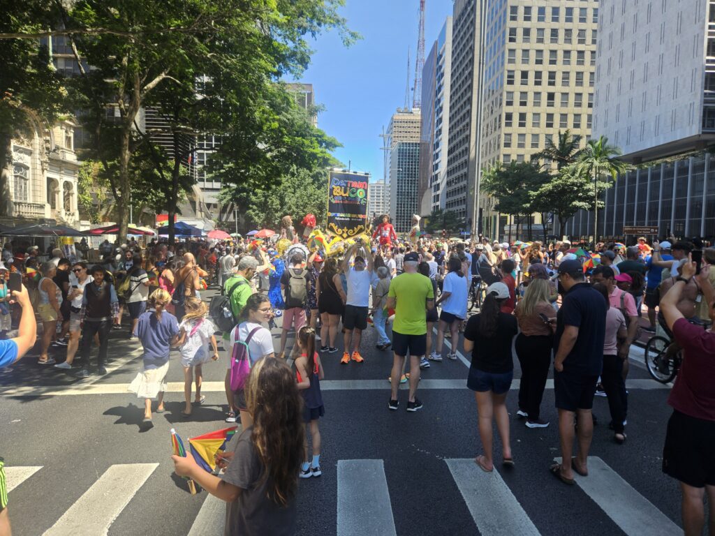 Cortejo arrasta multidão pela Av. Paulista neste domingo (16)