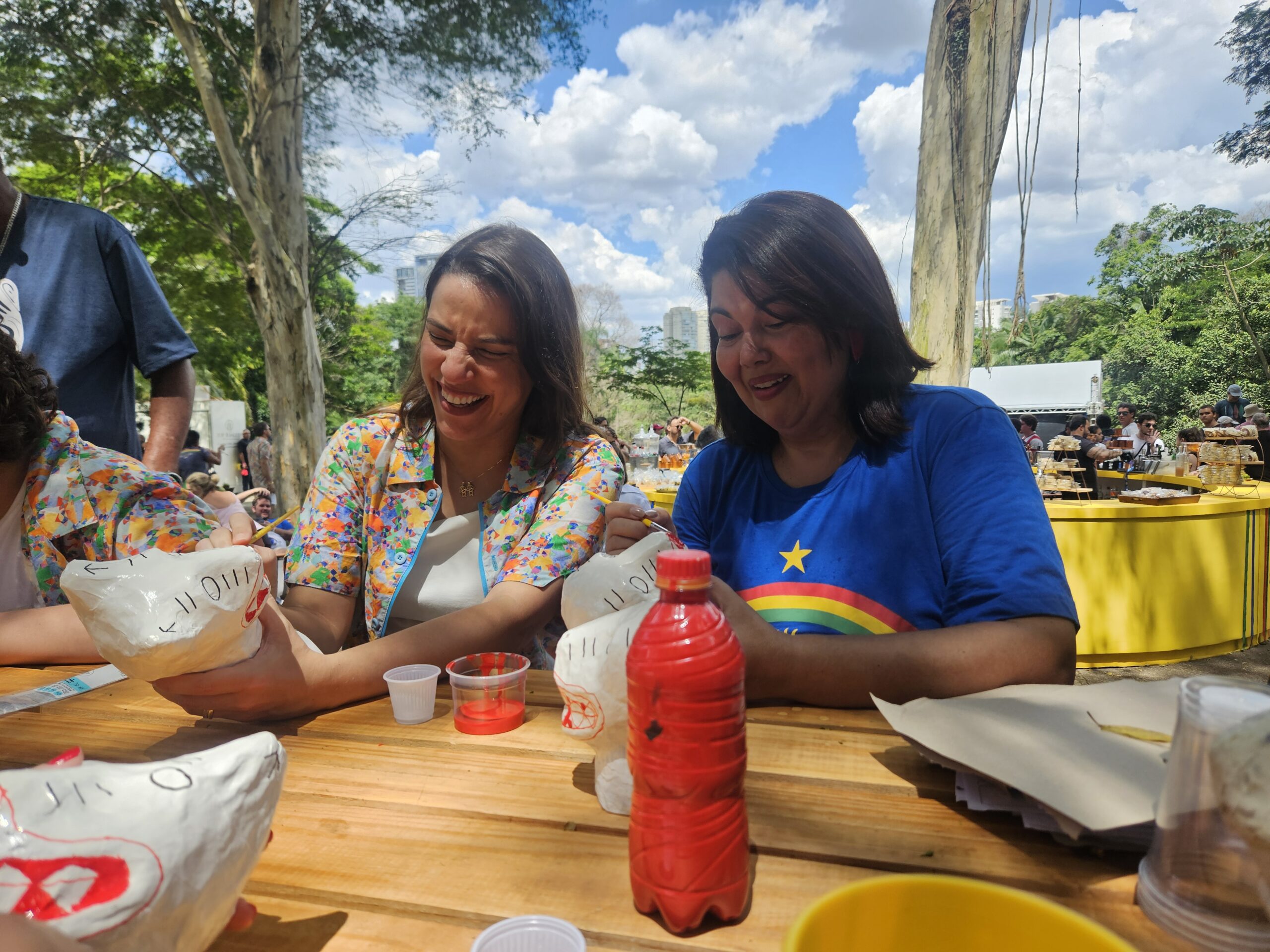 Governadora de Pernambuco, Raquel Lyra, e Fabiana Carla, cantora e atriz, pintam máscara da La Ursa Governadora de Pernambuco, Raquel Lyra, e Fabiana Carla, cantora e atriz, pintam máscara da La Ursa