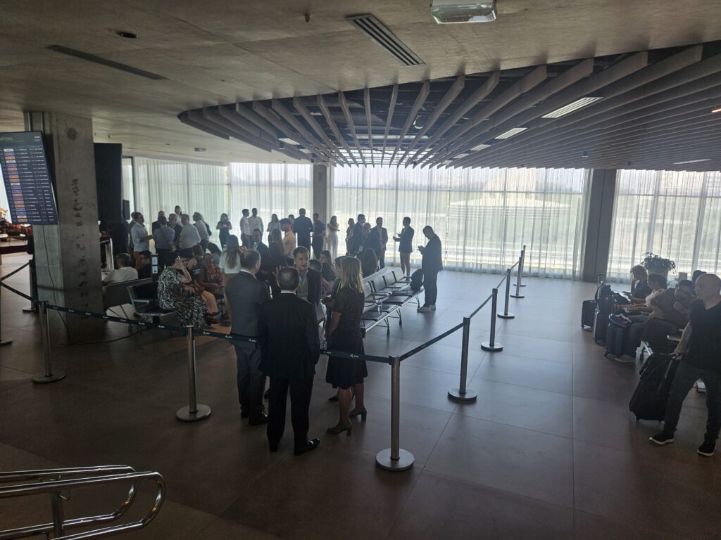 Mais de cem pessoas se reuniram na inauguração