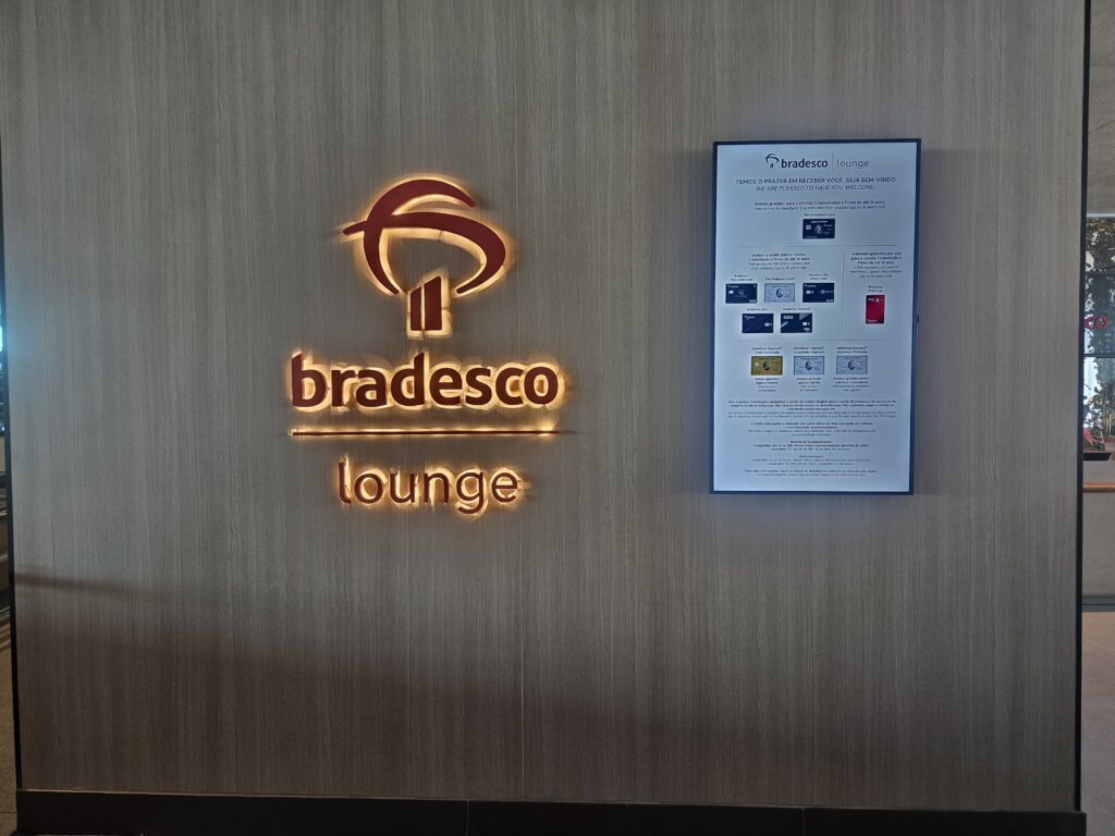 A sala VIP está localizada em frente ao portão 8 da área de embarque
