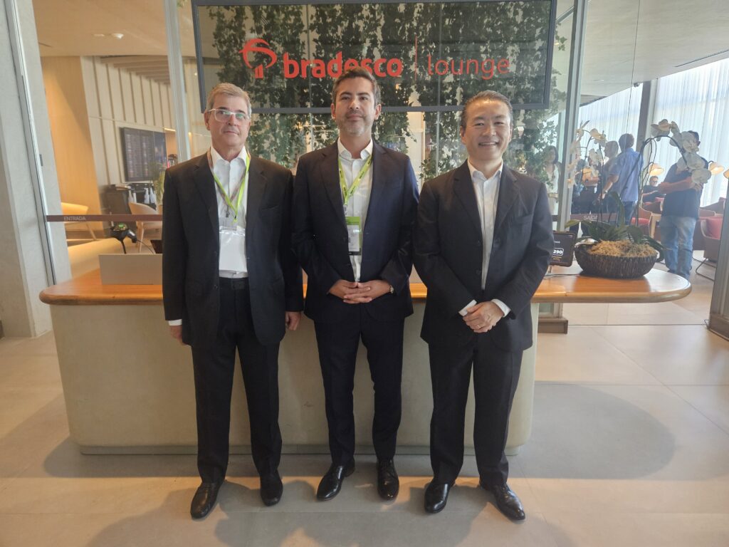 Joaquim Ferraz, presidente da RFM, Juan Jose Sánchez, diretor comercial Aena, e Marcelo Matusita, diretor geral Ambaar