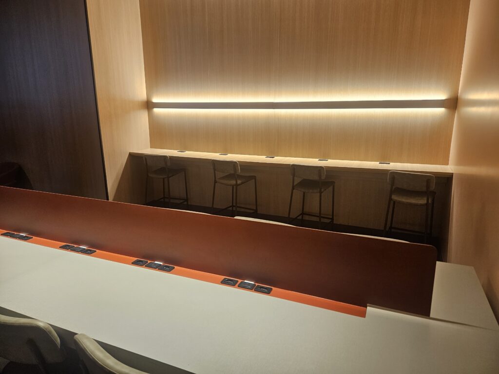 Mesas para trabalho e tomadas