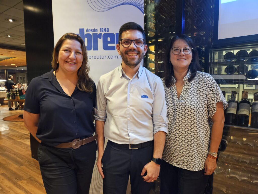 Fábio Santos, da Abreu, entre Ana Claudia Oliveira e Luciana Hirano, da Tocha Tour