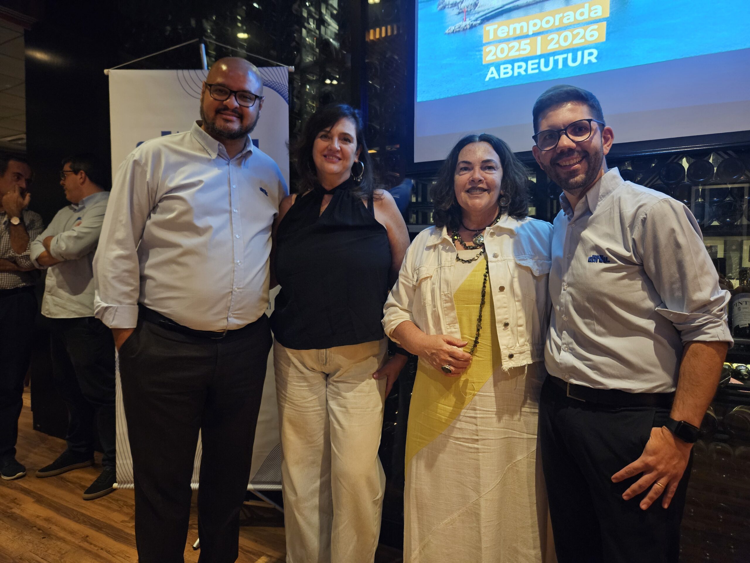 Andréa Gemignani e Rosana Fernandes, da Bravo! Turismo, entre Denis Espinoza e Fábio Santos, da Abreu Andréa Gemignani e Rosana Fernandes, da Bravo! Turismo, entre Denis Espinoza e Fábio Santos, da Abreu