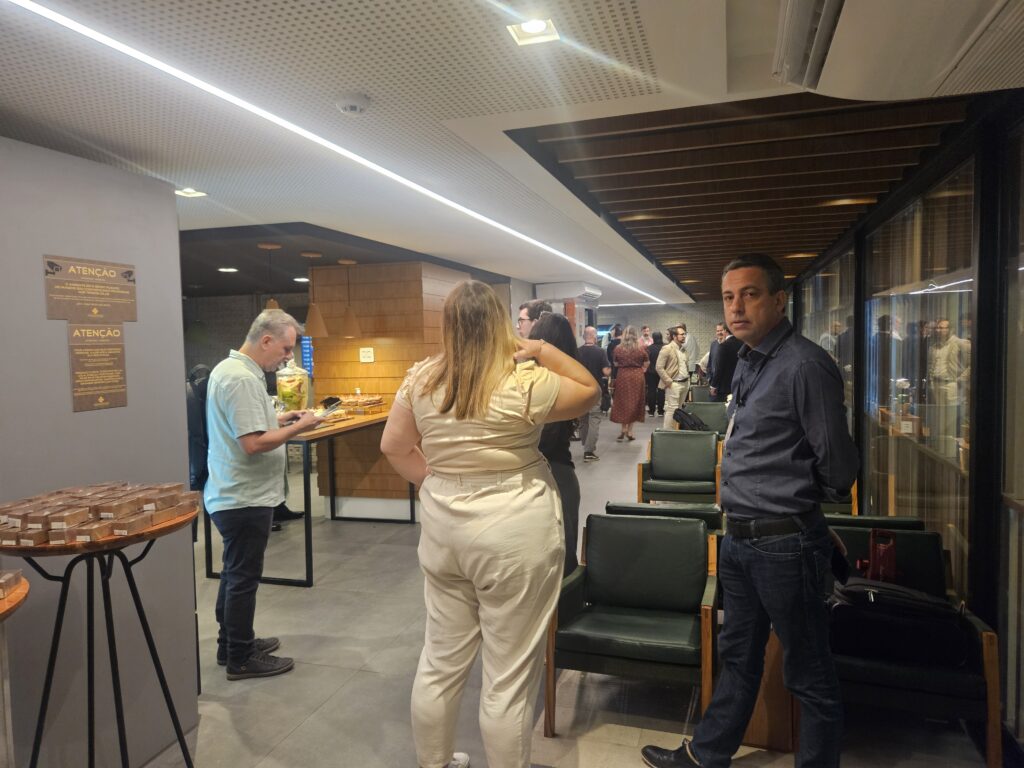 O acesso à sala segue o modelo de parcerias com os programas Loungekey e Priority Pass, além de opções de pagamento avulso para estadas de até três horas O acesso à sala segue o modelo de parcerias com os programas Loungekey e Priority Pass, além de opções de pagamento avulso para estadas de até três horas