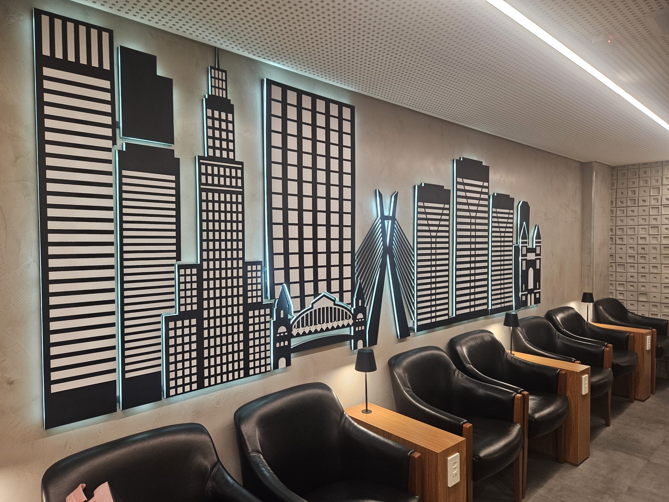 O acesso à sala segue o modelo de parcerias com os programas Loungekey e Priority Pass, além de opções de pagamento avulso para estadas de até três horas O acesso à sala segue o modelo de parcerias com os programas Loungekey e Priority Pass, além de opções de pagamento avulso para estadas de até três horas