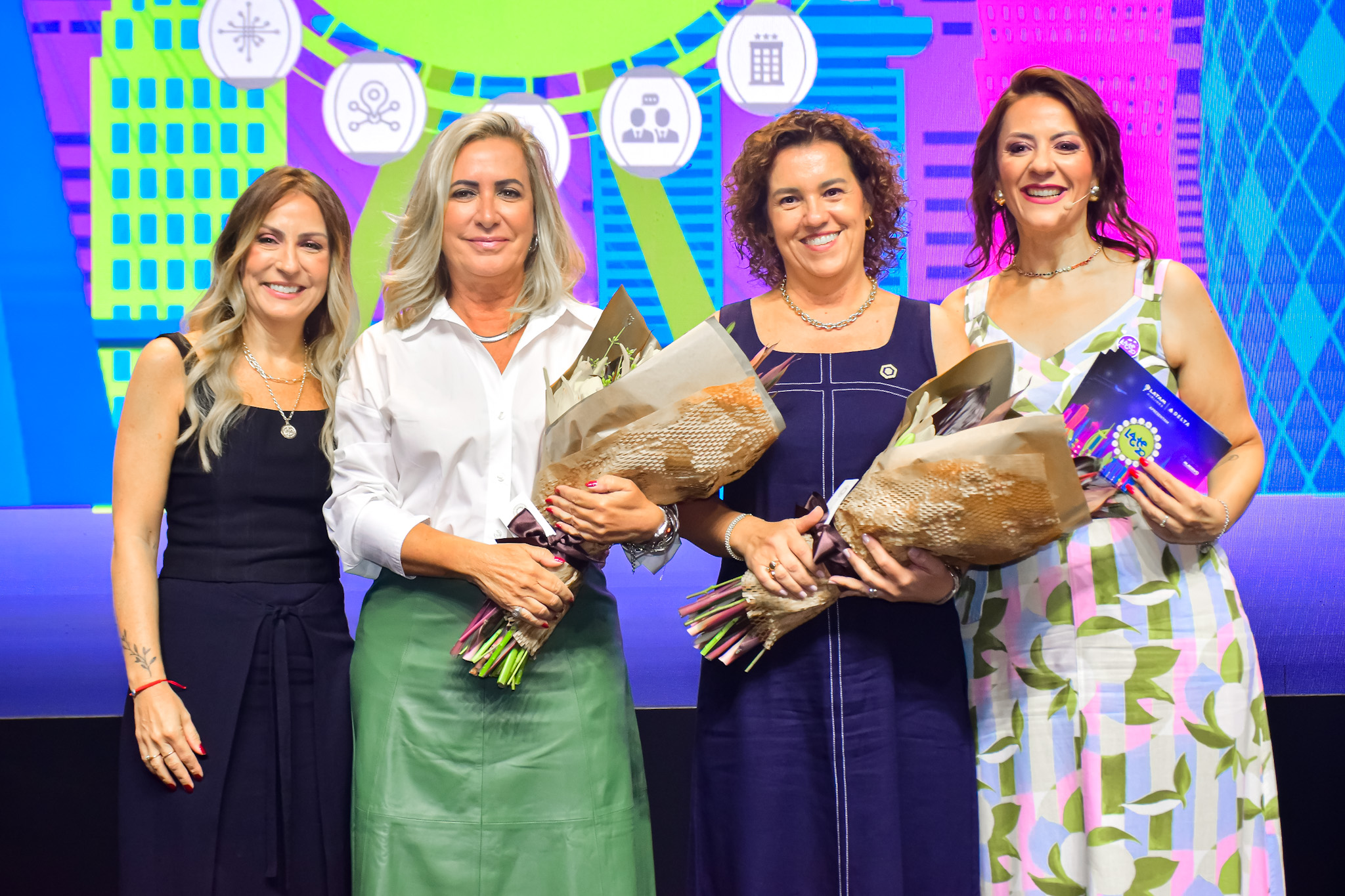 A atual diretoria da Alagev homenageou as fundadoras da entidade A atual diretoria da Alagev homenageou as fundadoras da entidade