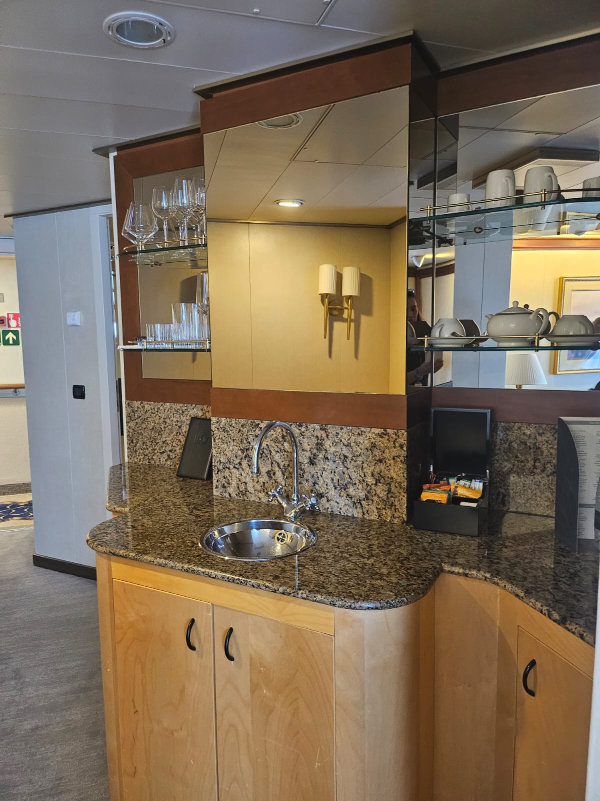 A penthouse do Queen Victoria é equipada com um mini bar A penthouse do Queen Victoria é equipada com um mini bar