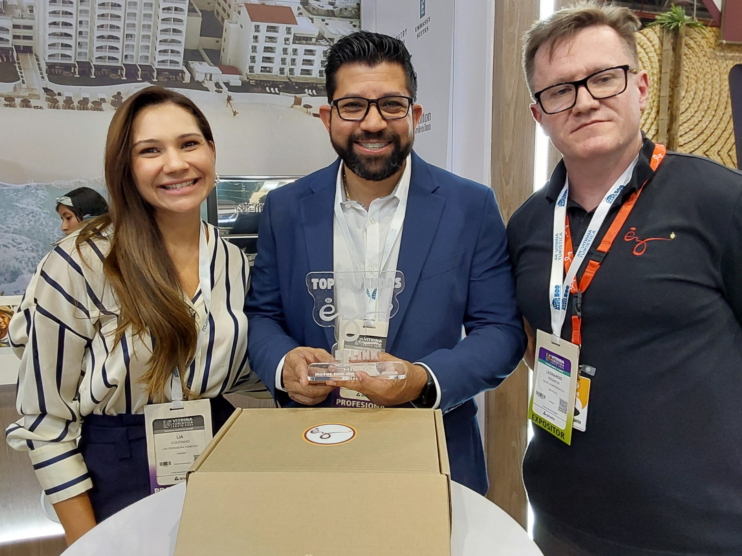 Ezlink premia, durante a ANATO, parceiros que se destacaram em 2024 1 Alfredo Gonzalez do Hilton entre Lia Coutinho e Leonardo Segantin da Ezlink scaled Ezlink premia, durante a ANATO, parceiros que se destacaram em 2024