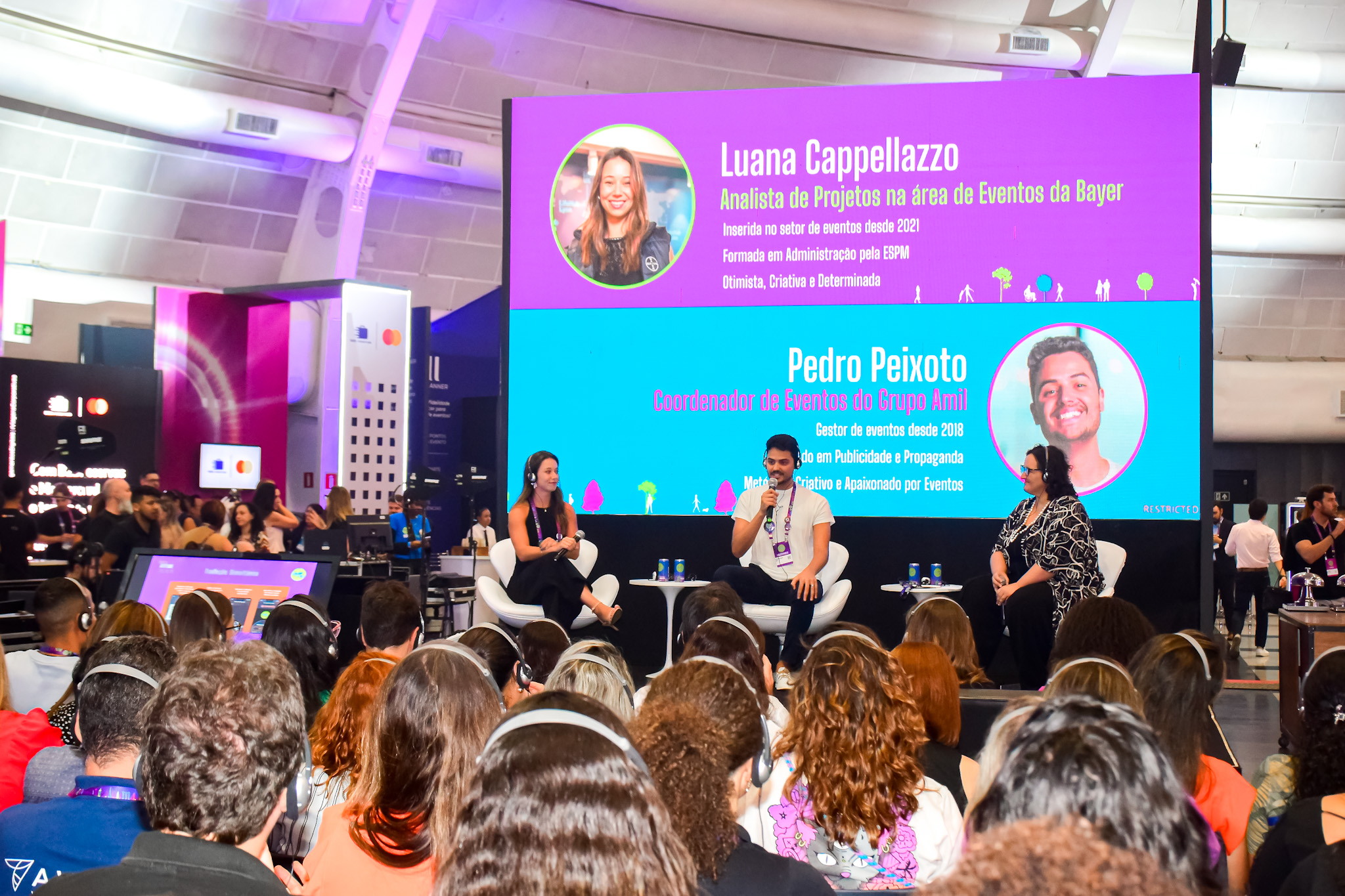 As plenárias ficaram cheias o dia todo com sessões de conteúdo As plenárias ficaram cheias o dia todo com sessões de conteúdo