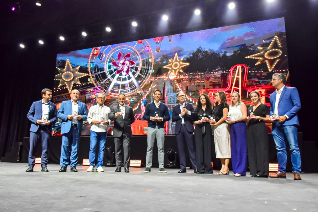 Profissionais do Turismo homenageados pela Adibra
