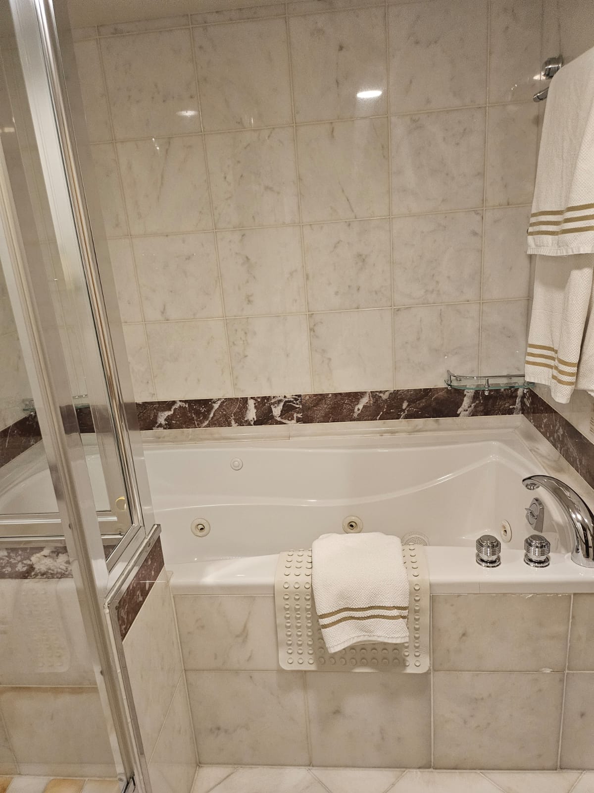 Banheiro da penthouse do navio Queen Victoria Banheiro da penthouse do navio Queen Victoria