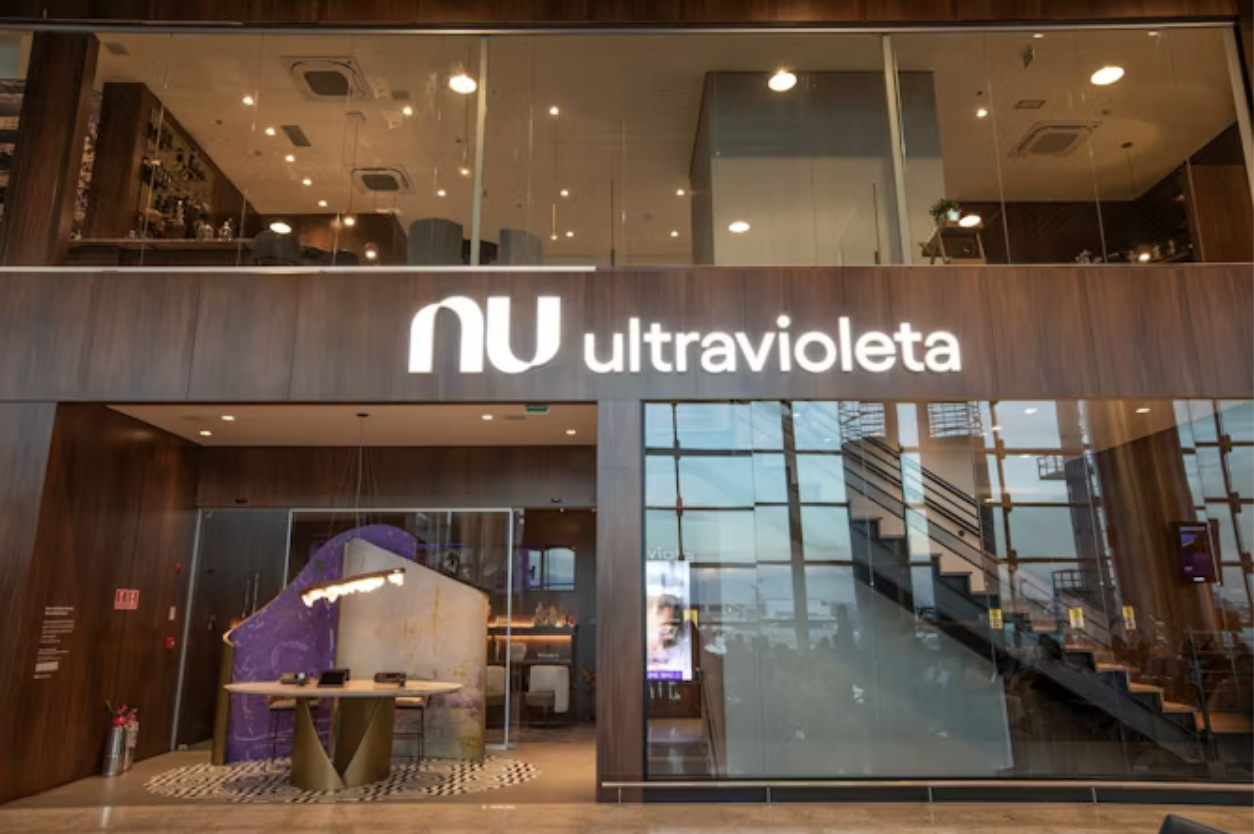 Nubank Ultravioleta inaugura sala VIP no Aeroporto Internacional de São Paulo 1 Localizada no Terminal 3, Nubank Ultravioleta Lounge tem acesso ilimitado para clientes Ultravioleta com direito a um acompanhante gratuito (Reprodução/Nubank.com.br)