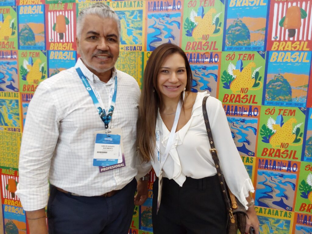 Carlos Augusto Nascimento, dos Hoteles Estelar, com Lia Coutinho, da Ezlink