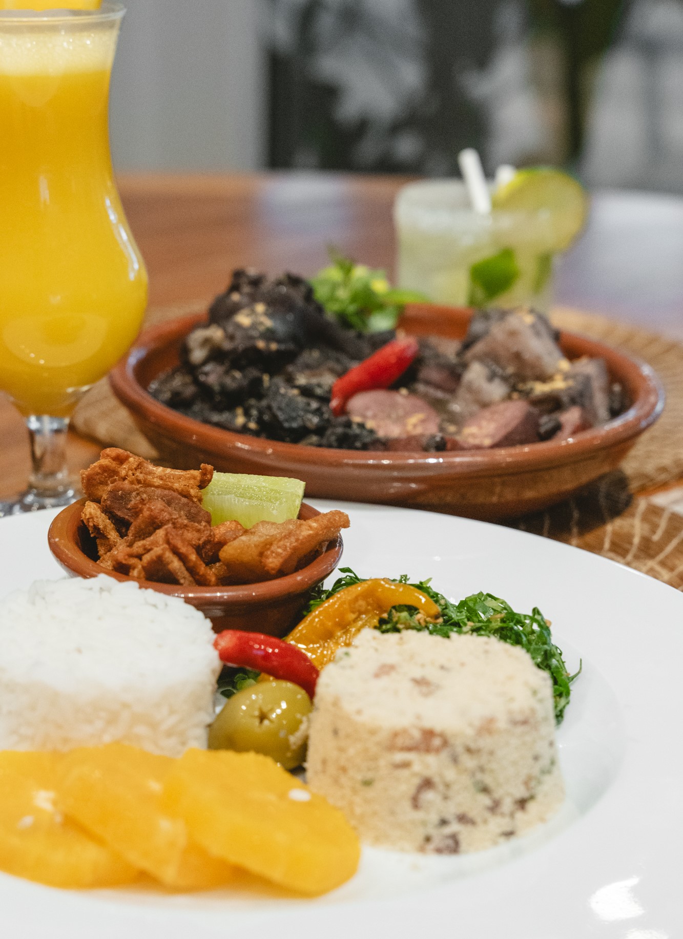 Lagune Barra Hotel prepara folia completa: feijoada com bateria da Mangueira, bailinho infantil e muito mais 1 Feijoada Lagune 2 Lagune Barra Hotel prepara folia completa: feijoada com bateria da Mangueira, bailinho infantil e muito mais