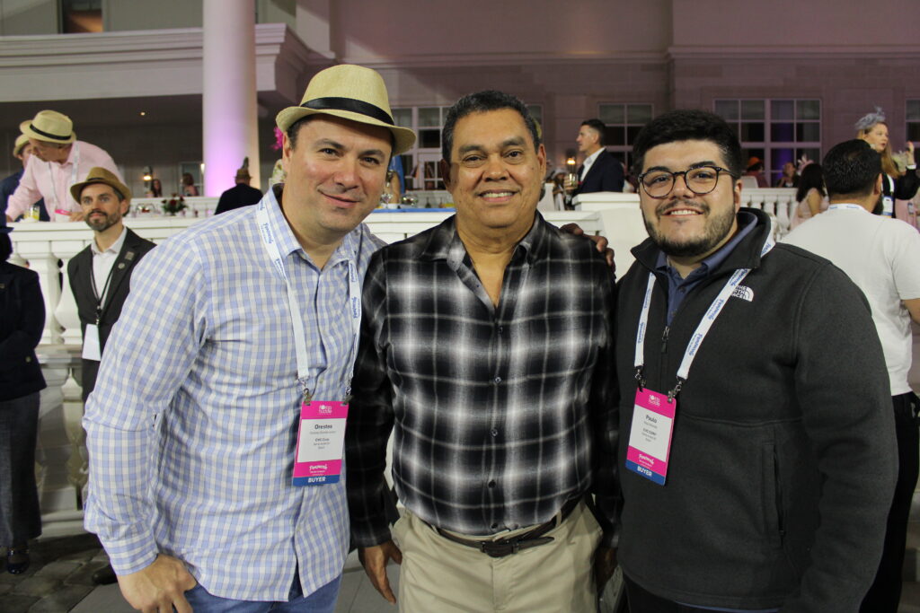Orestes Buzato e Paulo Biondo, da CVC Corp, com Victor Manjarres, do Visit Central Florida