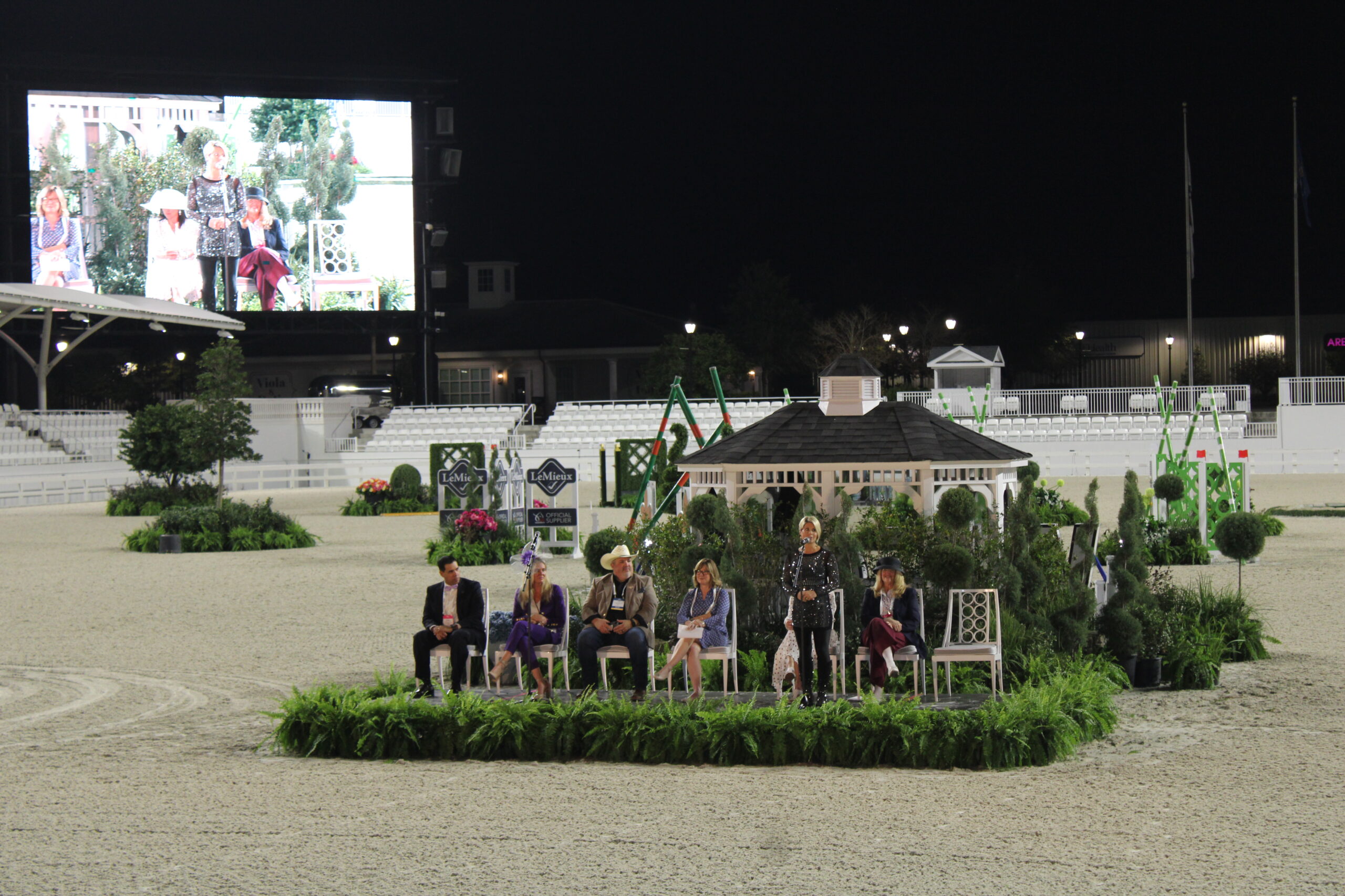 Executivos e representantes da Florida e de Ocala deram as boas-vindas aos convidados Executivos e representantes da Florida e de Ocala deram as boas-vindas aos convidados