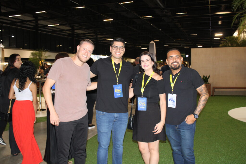 Diego Lentini, Aroldo Junior, Daniela Resende, da CVC com Valmir Junior, do Stella Maris Salvador Hotel