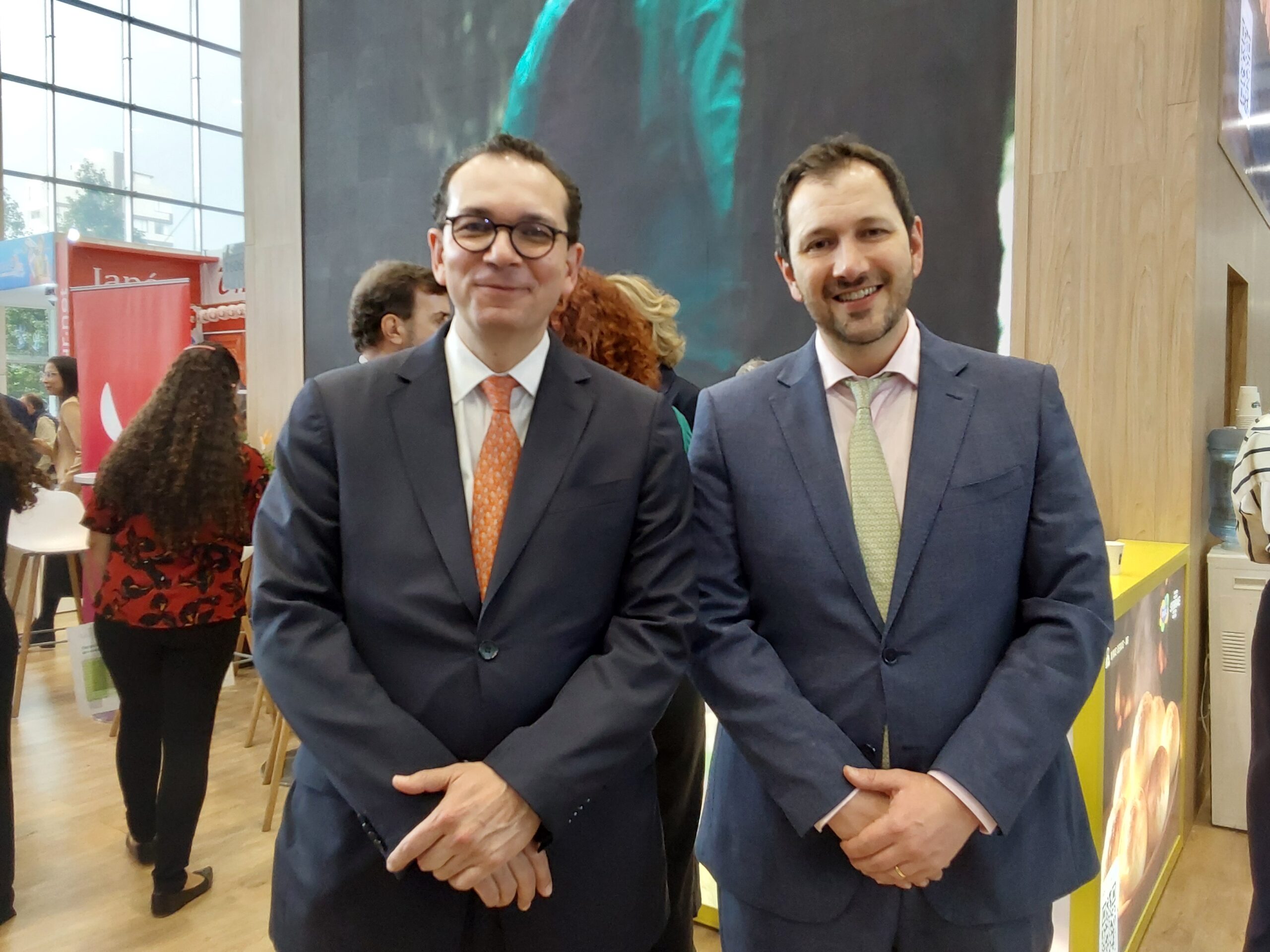 Luis Guilherme e Andre Safet, da Embaixada do Brasil na Colômbia Luis Guilherme e Andre Safet, da Embaixada do Brasil na Colômbia