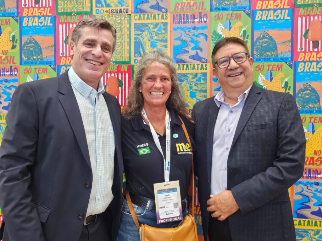 Mari Masgrau, do M&E, entre Patrick Yvars e Leo Salazar, do Visit Orlando