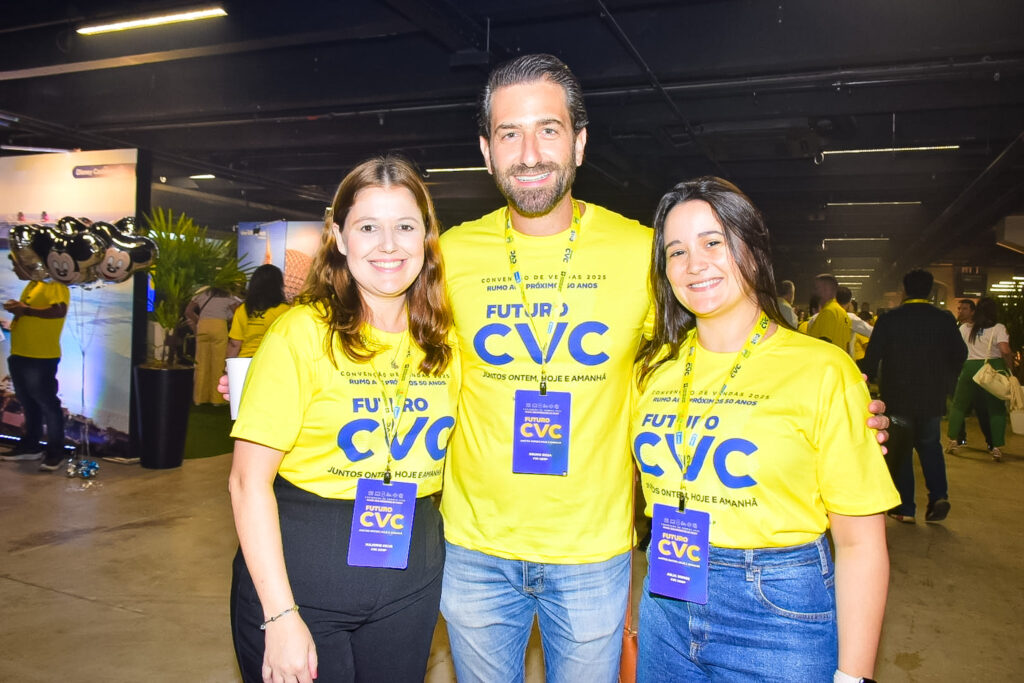 Marjorie Silva, Bruno Rosa e Julia Nunes, na Convenção da CVC