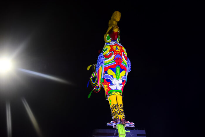 Subida do Galo da Madrugada marca início do Carnaval do Recife, recordes são esperados 1 O Galo da Madrugada agora sobe as 19h da noite para ser recebido pelo publico 1 1 e1740615722413 Subida do Galo da Madrugada marca início do Carnaval do Recife, recordes são esperados