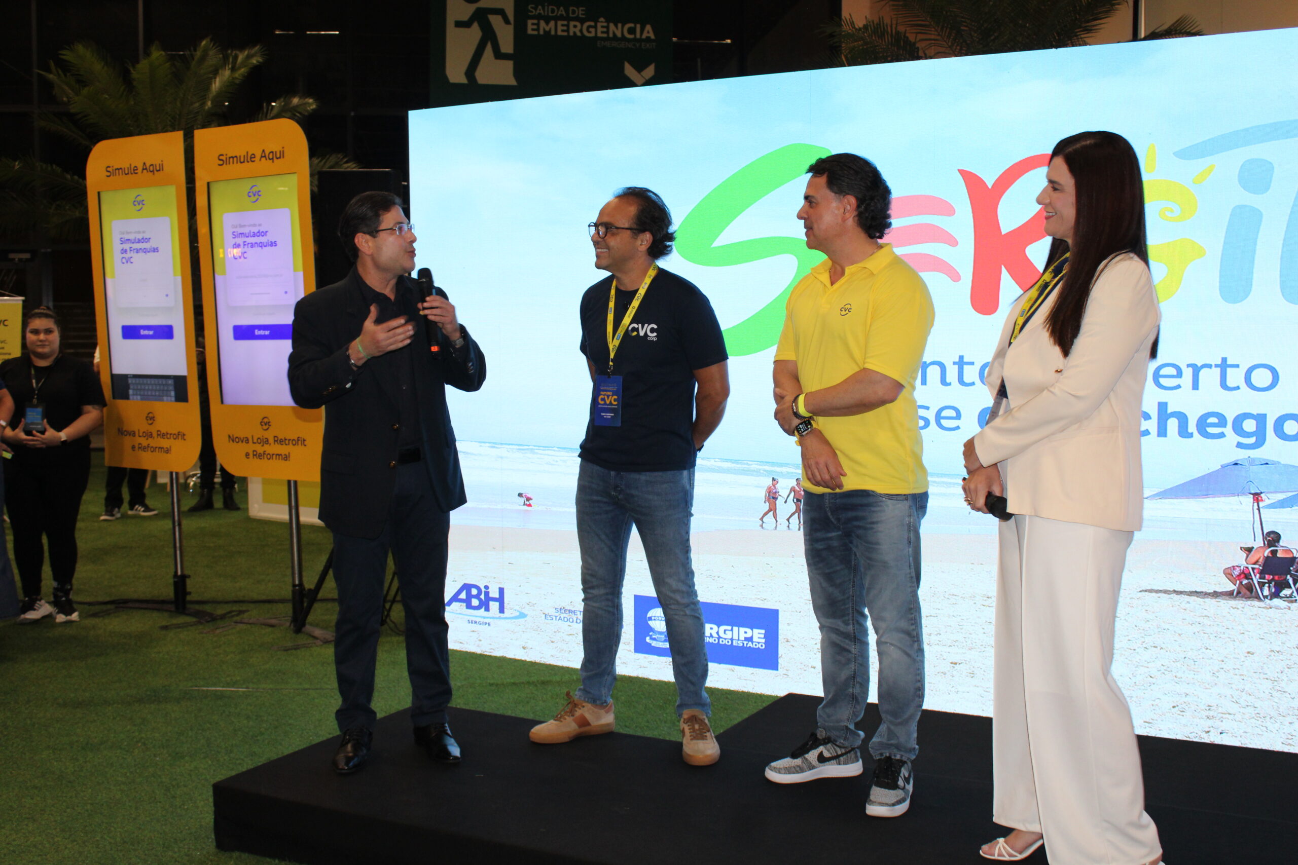 Marcos Franco e Daniela Santos, da Setur Sergipe, com Fabio Godinho e Emerson Belan, da CVC Corp