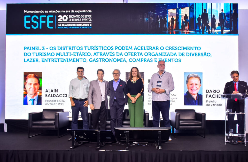 Painel com especialistas do setor de parques e atrações