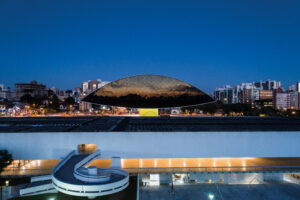 Em 2024, o Museu Oscar Niemeyer registrou o maior público desde a sua inauguração: 712.196 pessoas (Divulgação/Museu Oscar Niemeyer)