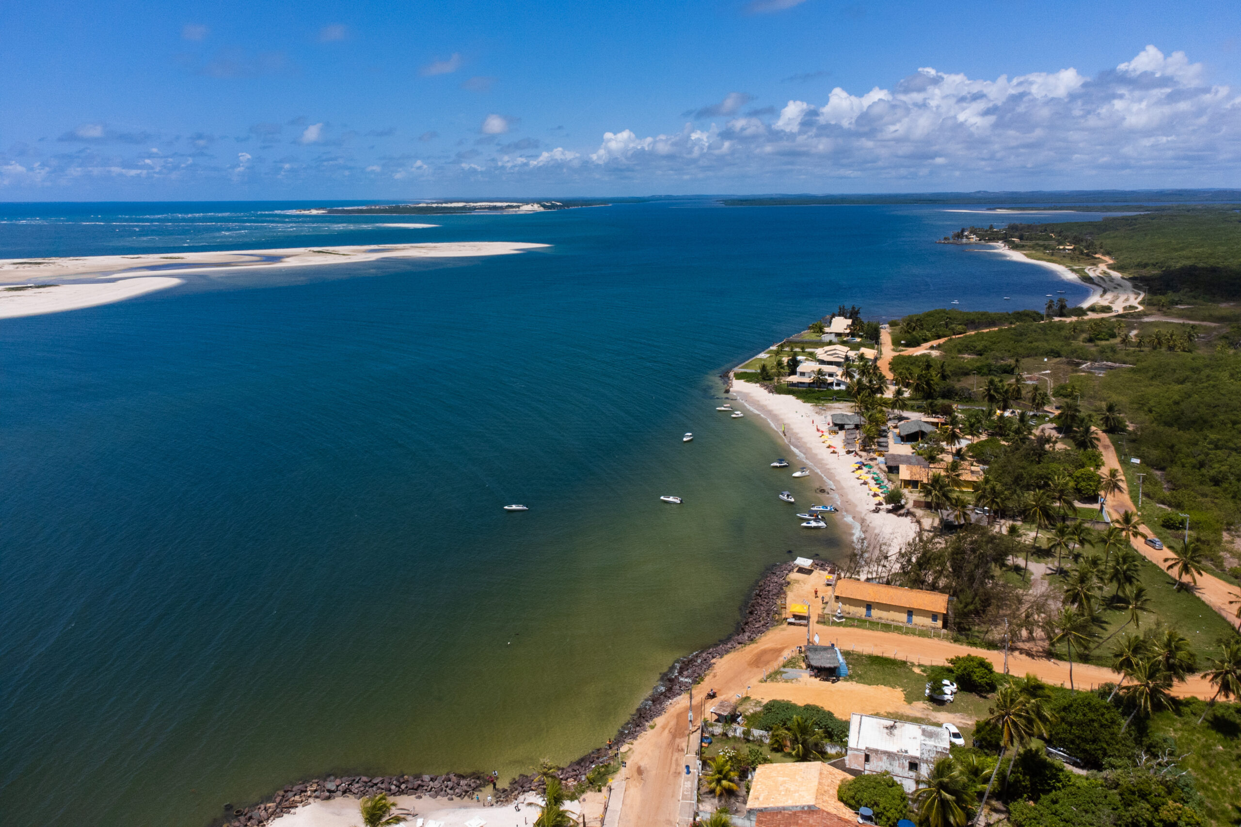Praia do Saco, em Estância, de águas verdes e cristalinas, é conhecida como sendo uma das mais bonitas do Brasil / Foto: Arthuro Paganini/Arquivo Secom Praia do Saco, em Estância, de águas verdes e cristalinas, é conhecida como sendo uma das mais bonitas do Brasil / Foto: Arthuro Paganini/Arquivo Secom