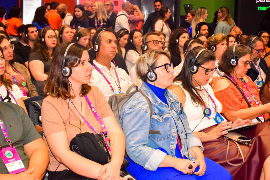 Público assistindo as palestras no Lacte20